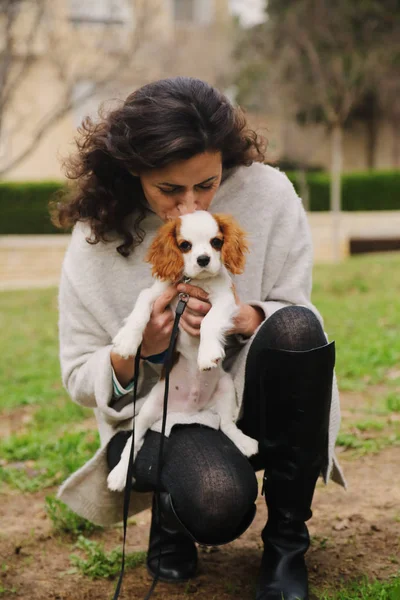 Años Mujer Está Caminando Con Cachorro Parque — Foto de Stock