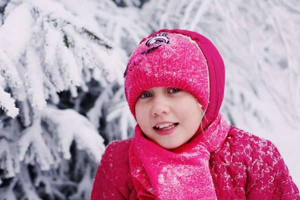 Зимовий Портрет Чарівної Річної Дівчини Відкритому Повітрі — стокове фото