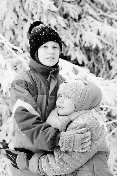 Portrait Hiver Heureuse Fille Ans Avec Son Autiste Ans Frère — Photo