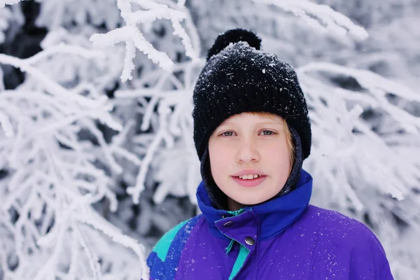 户外的一个可爱的孤独症男孩的冬天画像 — 图库照片