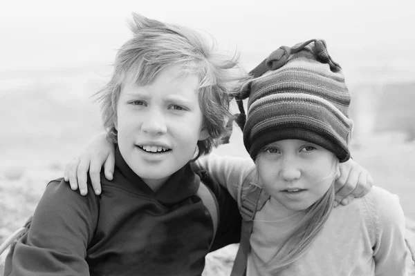 Retrato Niña Feliz Años Con Autista Hermano Años Aire Libre —  Fotos de Stock