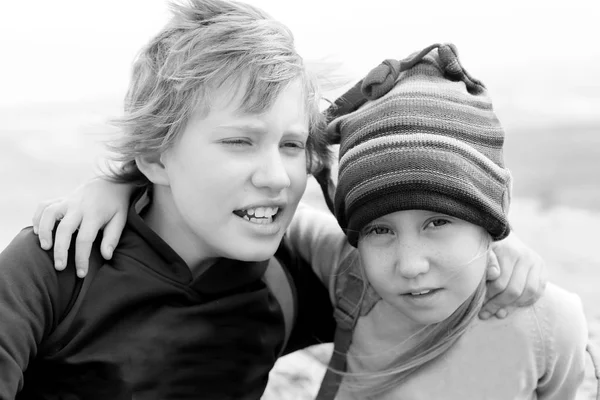 Retrato Niña Feliz Años Con Autista Hermano Años Aire Libre —  Fotos de Stock