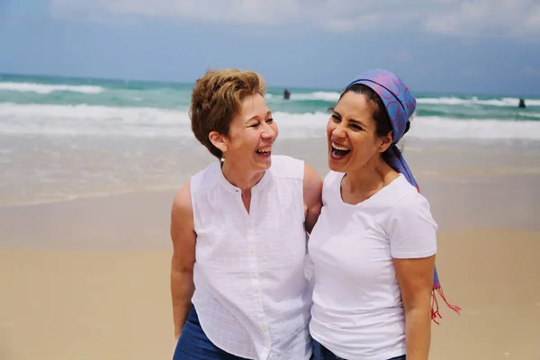 Открытый Портрет Двух Женщин Стоящих Пляже — стоковое фото