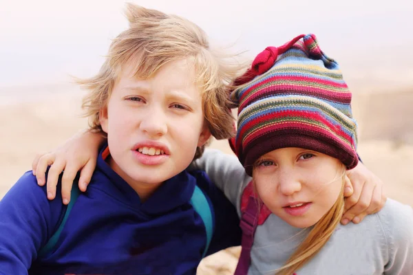 Retrato Niña Feliz Años Con Autista Hermano Años Aire Libre —  Fotos de Stock