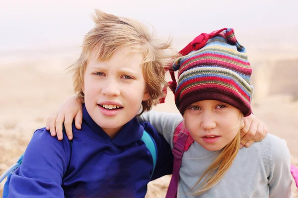 快乐的7岁女孩的肖像与她的自闭症10岁的弟弟户外 — 图库照片