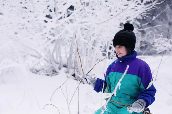 Зимовий Портрет Чарівного Хлопчика Аутиста Відкритому Повітрі — стокове фото