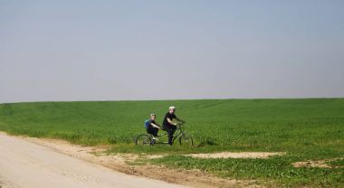 Baba ve oğul iki kişilik bisiklete binmek