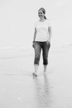 Olgun kadın deniz yürüme