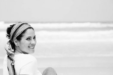 sahil üzerinde oturan Olgun kadın