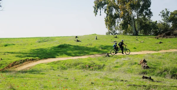 Father with son ride bike — Stock Photo, Image