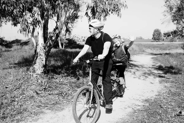 Far med søn ride cykel - Stock-foto