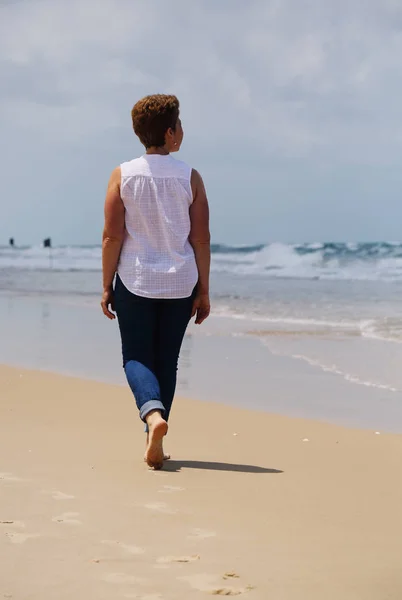 Dojrzałe kobiety na plaży — Zdjęcie stockowe