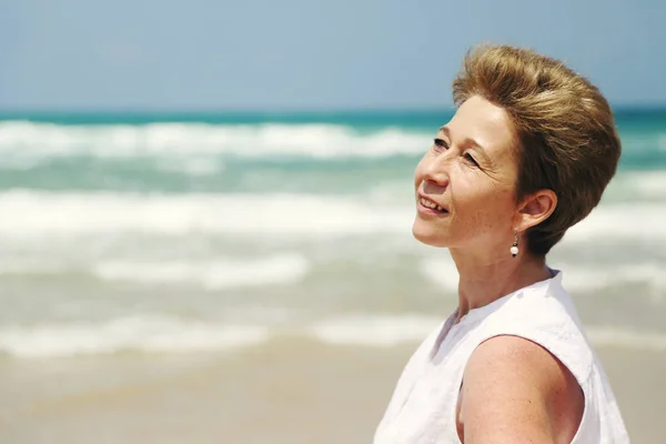 Donna matura sulla spiaggia di sabbia — Foto Stock