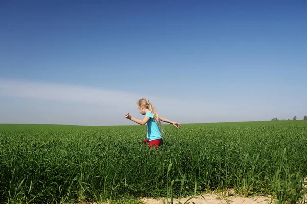 Fille sautant sur le terrain — Photo