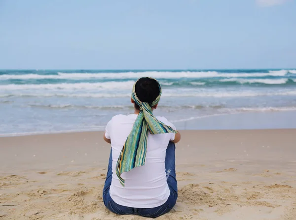 Mujer madura sentada en la playa —  Fotos de Stock