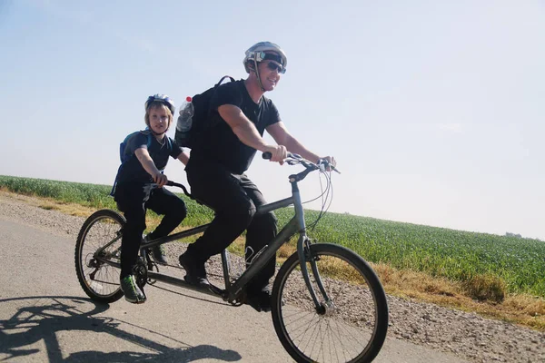 Pai e filho andar de bicicleta em tandem — Fotografia de Stock