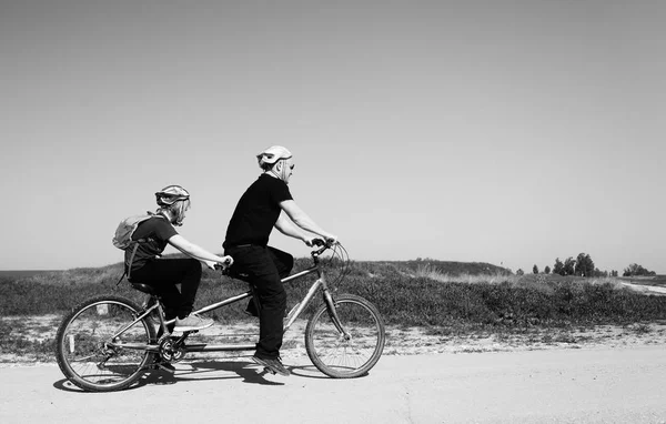 Πατέρας και γιος κάνουν tandem ποδήλατο — Φωτογραφία Αρχείου