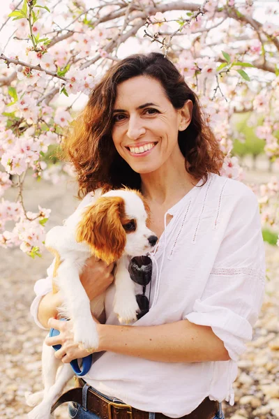 Rijpe vrouw met puppy — Stockfoto