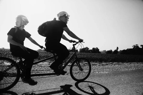 Πατέρας και γιος κάνουν tandem ποδήλατο — Φωτογραφία Αρχείου