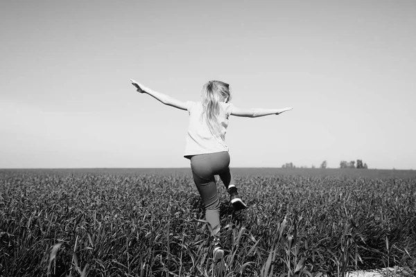 Girl jumping on field — Stock Photo, Image