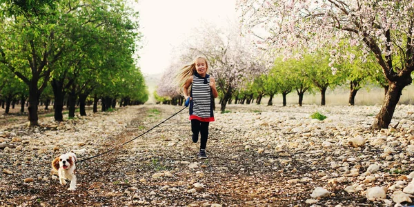 Petite fille marche avec chiot — Photo
