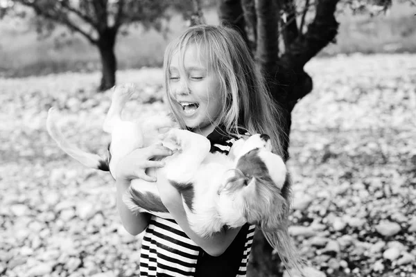 Dziewczynka bawi się szczeniak — Zdjęcie stockowe