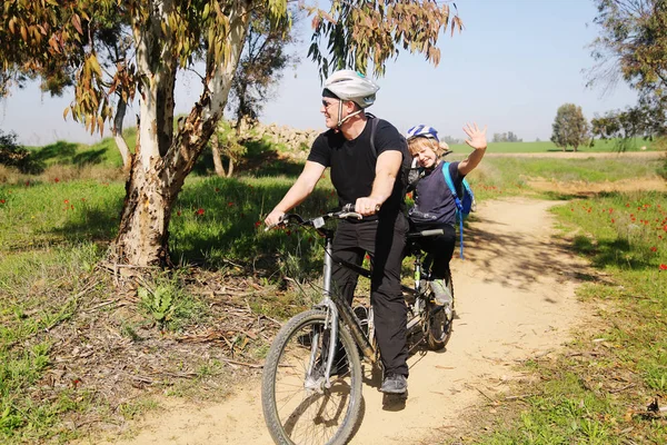 Pai com filho andar de bicicleta — Fotografia de Stock