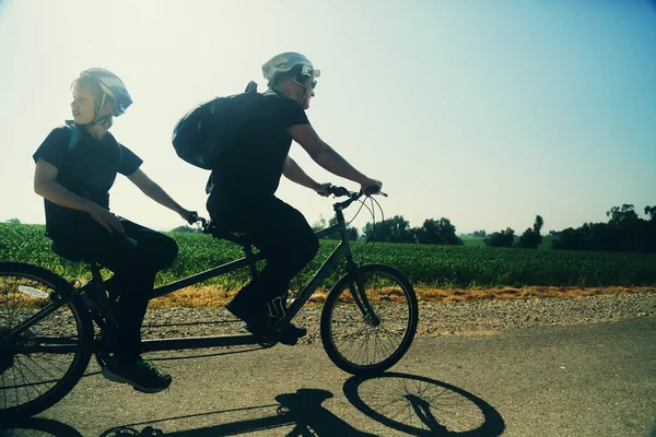 Pai e filho andar de bicicleta em tandem — Fotografia de Stock