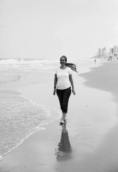 Ώριμη γυναίκα που περπατά στην παραλία — Φωτογραφία Αρχείου