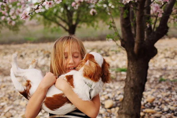 小さな女の子が子犬と遊んで — ストック写真