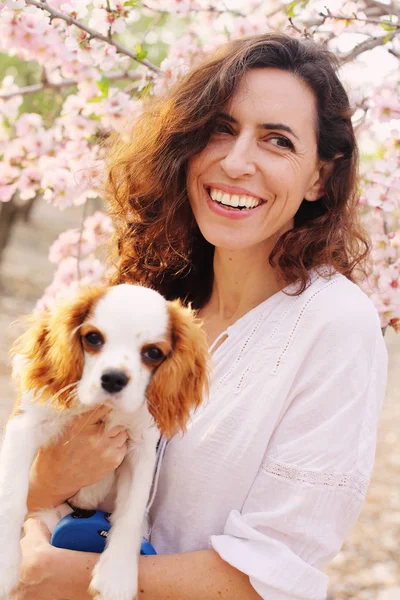 Anos Idade Mulher Está Segurando Cachorro Parque — Fotografia de Stock