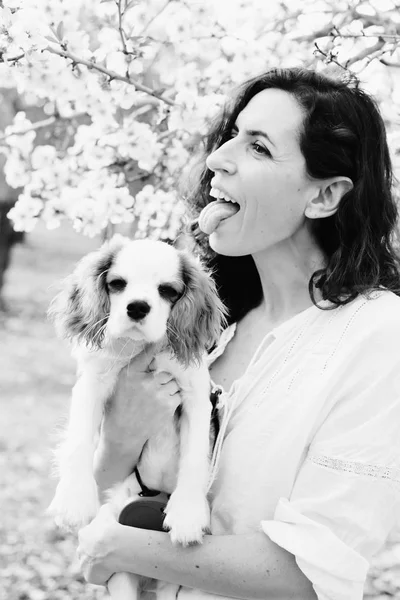 Hermosa Mujer Con Cachorro Parque — Foto de Stock