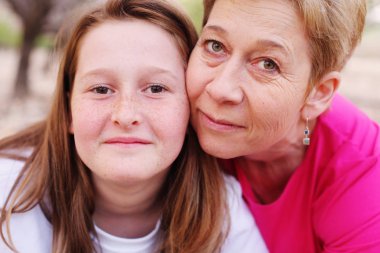 Mutlu anne ve kızı bahar çiçek açması parkta gündüz yürüyüş