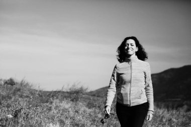 Açık sonbahar çayır yürüyen mutlu orta yaşlı kadın portresi