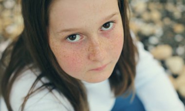 Kırsal çiçeği park gündüz yürüyen bir genç kız closeup portresi