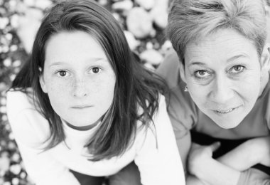 Mutlu anne ve kızı bahar çiçek açması parkta gündüz yürüyüş