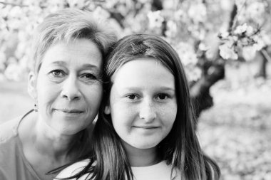 Mutlu anne ve kızı bahar çiçek açması parkta gündüz yürüyüş