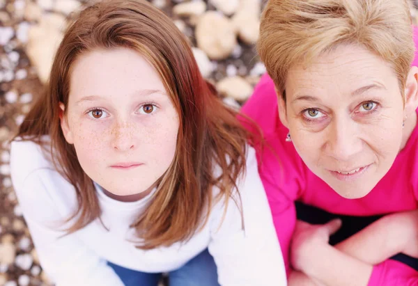 Madre Figlia Felici Che Camminano Nel Parco Fiorito Primaverile Giorno — Foto Stock