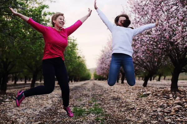 Happy Mother Daughter Walking Spring Blossoming Park Daytime — Stock Photo, Image