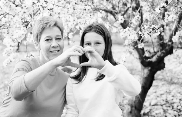 Madre Figlia Felici Che Camminano Nel Parco Fiorito Primaverile Giorno — Foto Stock