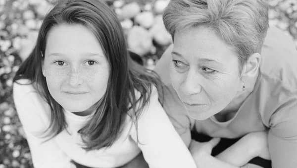 Mère Fille Heureuses Marchant Printemps Parc Fleurs Pendant Journée — Photo