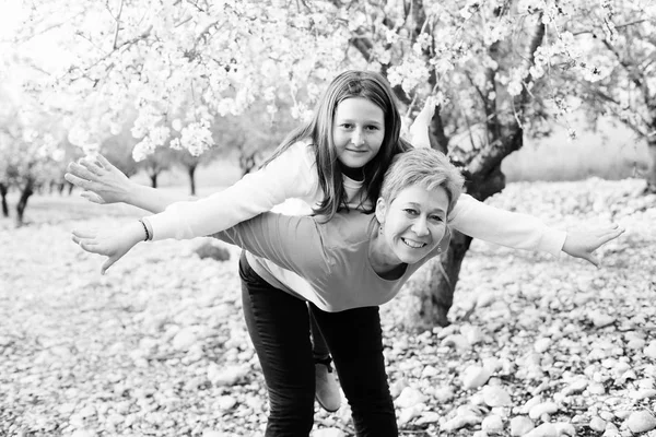 Feliz Madre Hija Caminando Parque Flores Primavera Durante Día — Foto de Stock