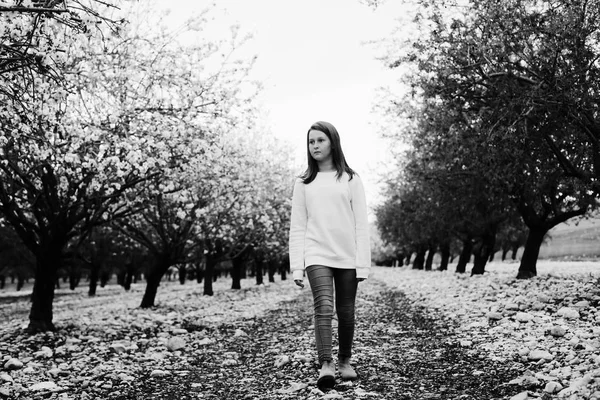 Belleza Adolescente Chica Caminando Rural Blossom Park Día —  Fotos de Stock