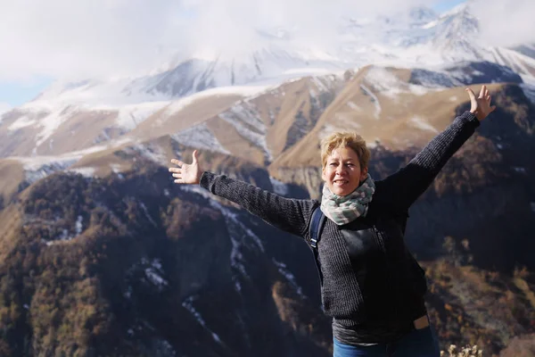 Retrato Una Hermosa Mujer Mediana Edad Caminando Las Montañas Otoño — Foto de Stock