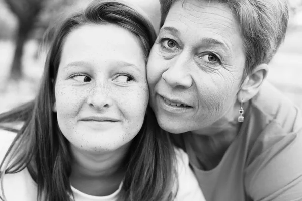 Happy Mother Daughter Walking Spring Blossoming Park Daytime — Stock Photo, Image