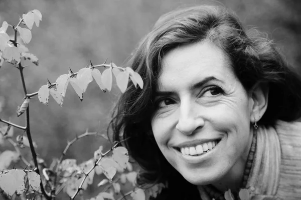 Portrait Extérieur Heureuse Femme Âge Moyen Marchant Prairie Automne — Photo