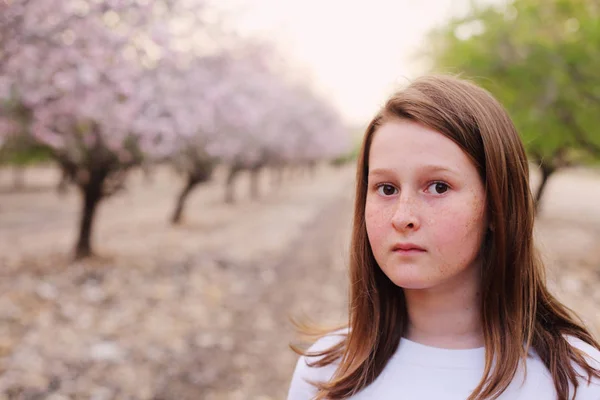 Крупный План Портрета Девочки Подростка Гуляющей Сельскому Цветущему Парку Днем — стоковое фото