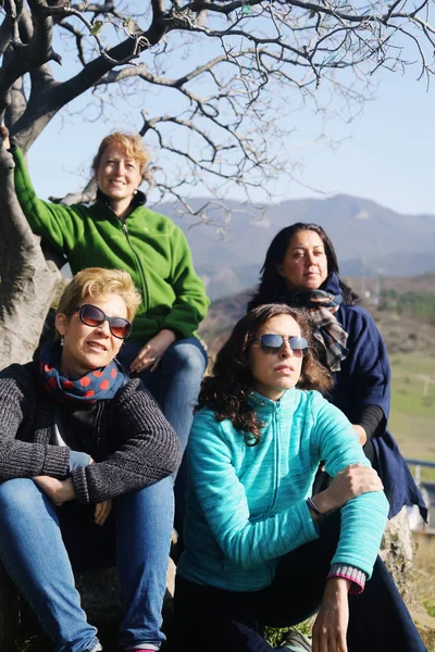 Retrato Livre Mulheres Felizes Meia Idade Viajando Juntas Montanhas Durante — Fotografia de Stock