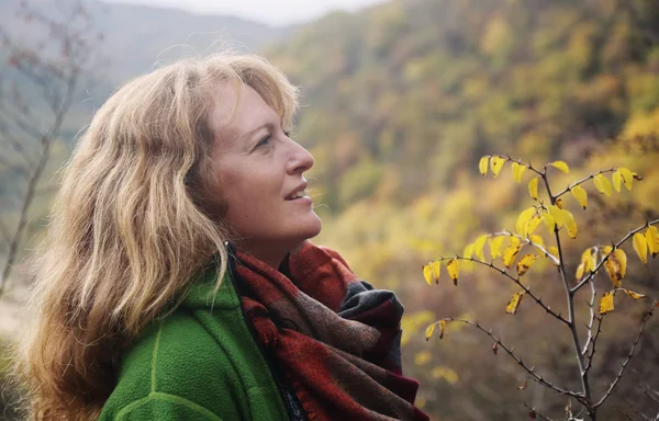 Porträt Einer Schönen Frau Mittleren Alters Die Tagsüber Den Herbstlichen — Stockfoto