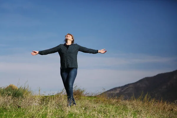 Retrato Una Hermosa Mujer Mediana Edad Caminando Las Montañas Otoño — Foto de Stock